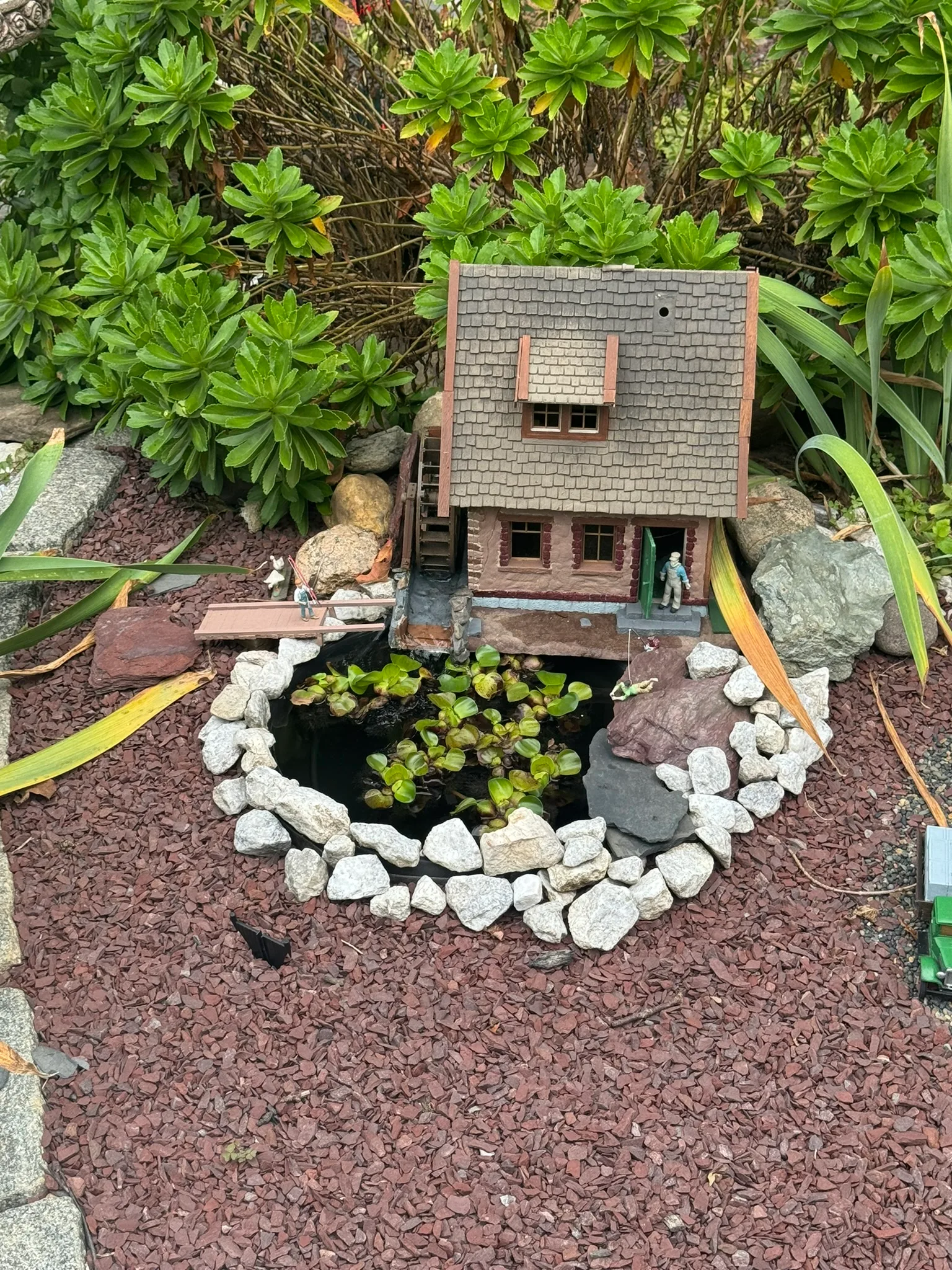 CS8 — model mill pond detail